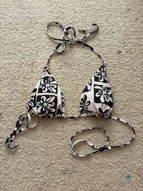 Benoa Swim Black & White Floral Triangle Bikini Top